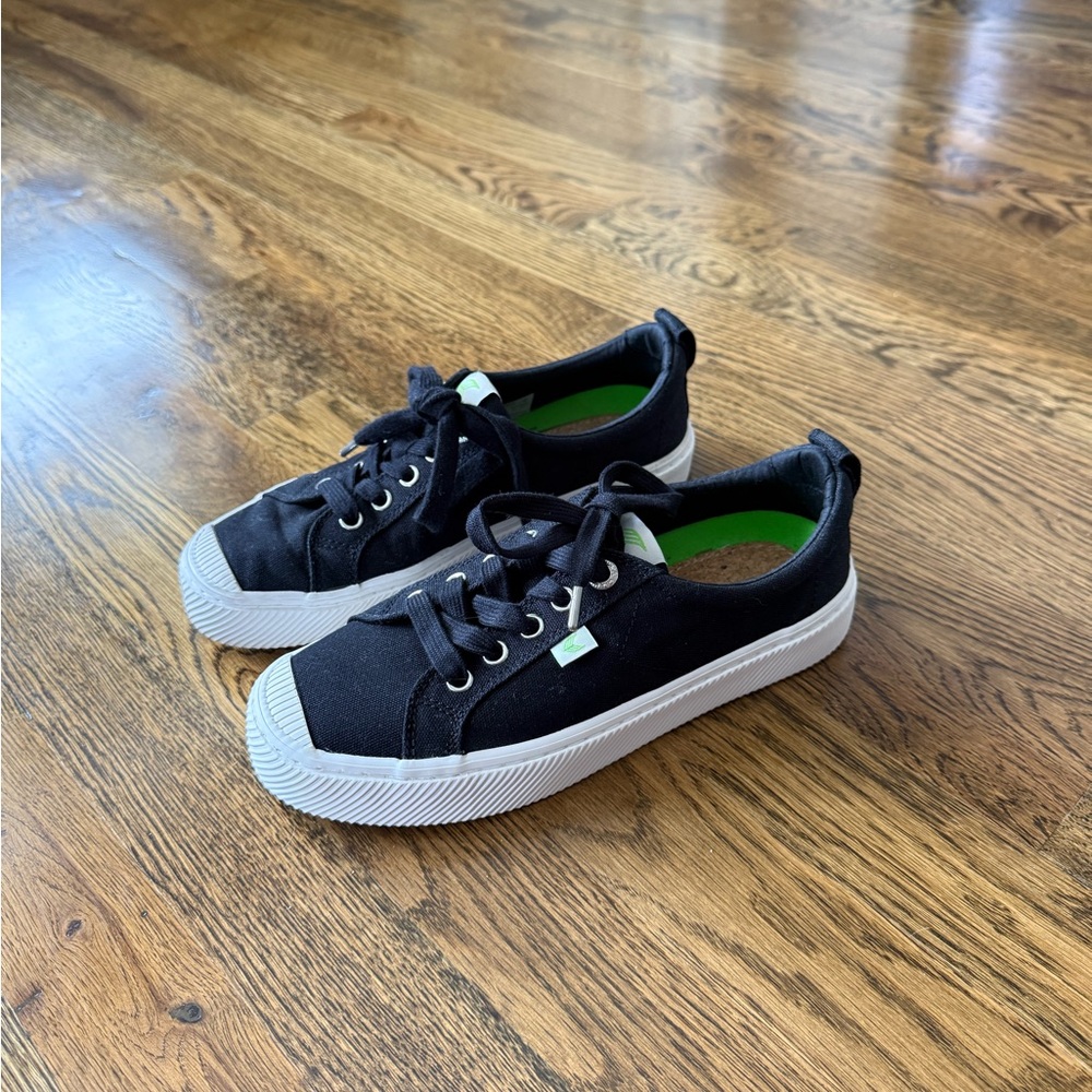 Cariuma Black and White Low-Top Sneakers